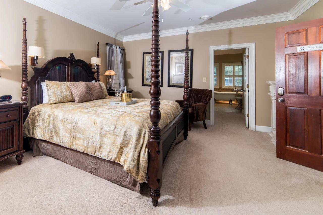 Pleasanton Courtyard Bed And Breakfast Fayetteville Eksteriør bilde